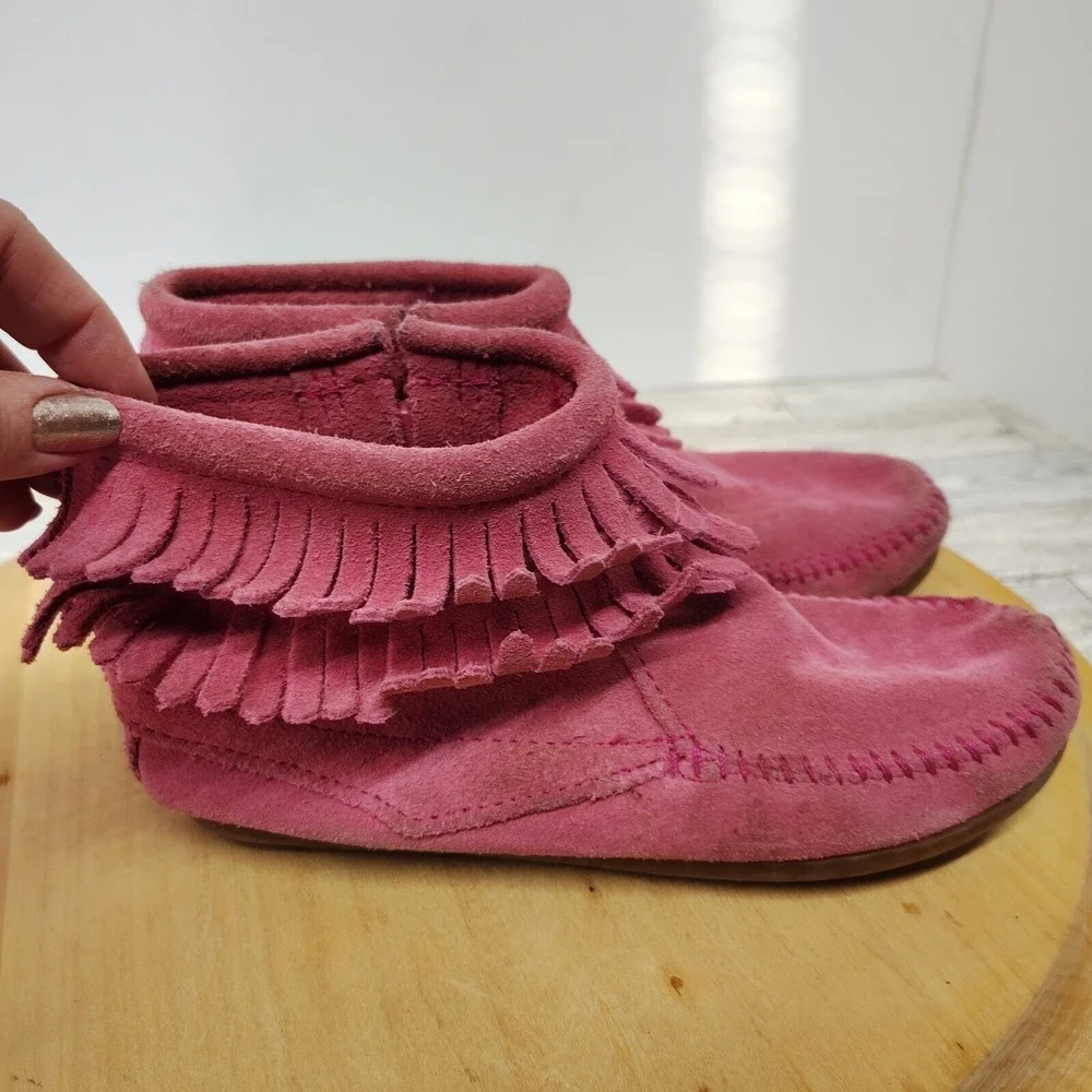 Girls Minnetonka Fringe Boots Pink Suede Youth Size 2 Double Fringe‎ Ankle